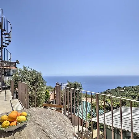 Sleeps 4 Air Con Wifi דירה