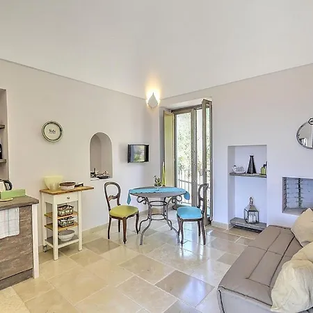 Sleeps 4 Air Con Wifi דירה *